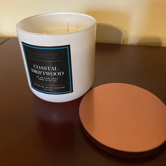 The Collection Chesapeake Bay Company 2wick soy wax blend candle - Picture 2 of 3